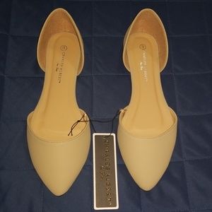 NWT Charles Albert Flats, Beige Size 9